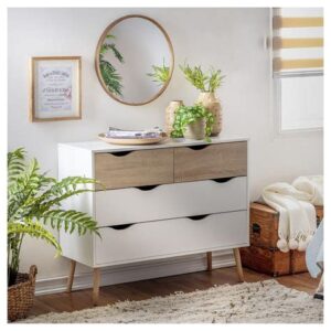 “Cómoda Oslo 4 cajones blanco mate con detalles en roble”