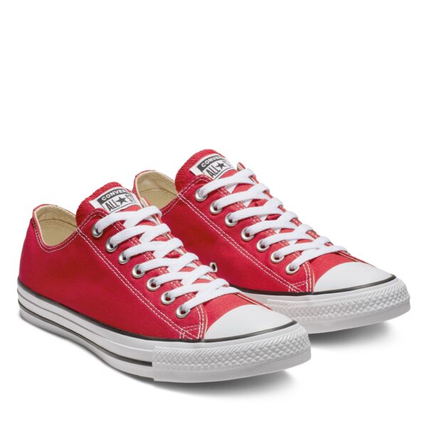 “Zapatilla roja Converse – suela vulcanizada duradera”